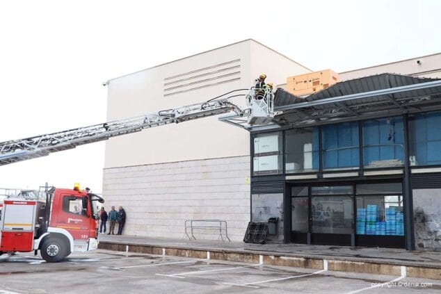 los bomberos en la labores de reparacion del techado de la lonja