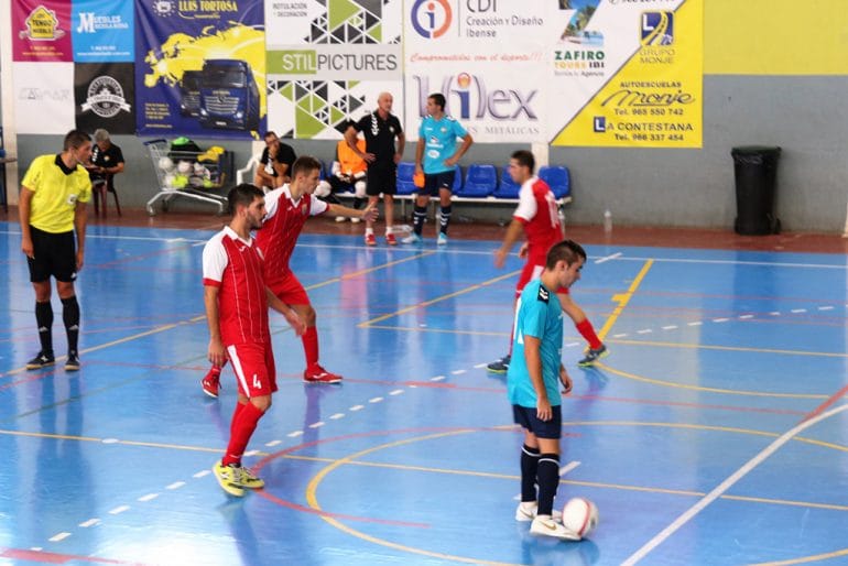 Los dianenses de rojo defendiendo el ataque del Ibi FS