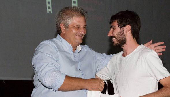 Imagen: Marc Pedrós recibe del Concejal de Cultura Quico Moragues el trofeo conmemorativo de la Fund Oceanogràfic