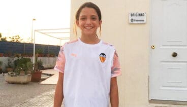 marta llorca con el uniforme del valencia cf