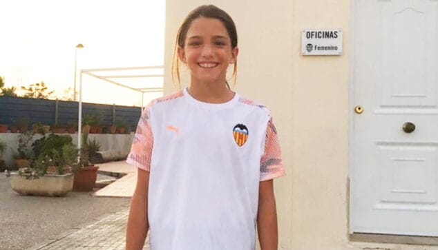 marta llorca con el uniforme del valencia cf