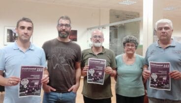 membres de l'eatim de jesus pobre amb el cartell de la manifestacio nocturna e1568964641861
