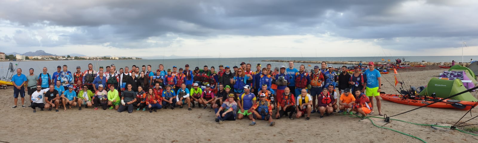 Los palistas de Marina El Portet recogen 25 kilos de basura del mar 1 Imagen: Palistas que participaron en la recogida de basura