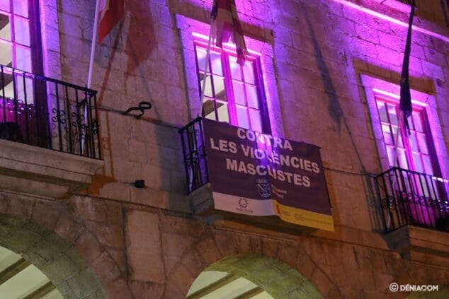 pancarta en el balcon del ayuntamiento