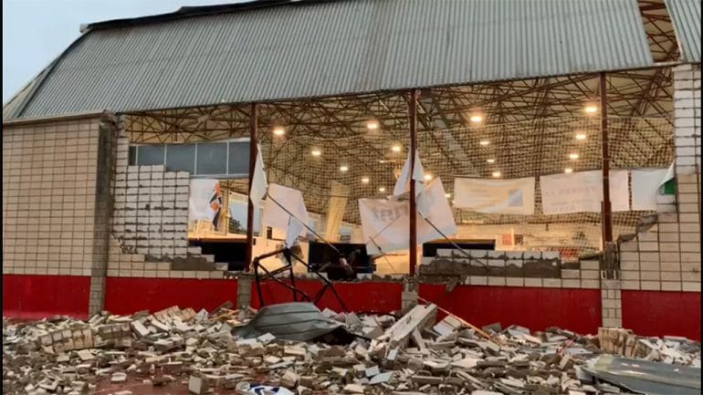 Pared derrumbada en el pabellón municipal de Dénia