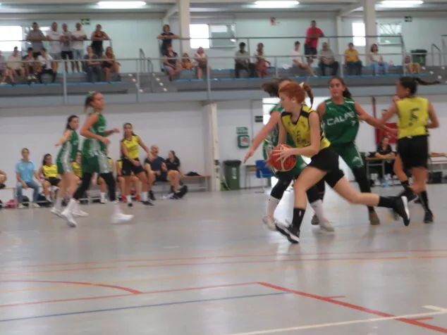 penetracion a canasta de una jugadora dianense junior