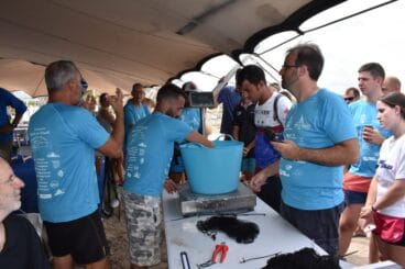 Momento del pesaje de piezas de los participantes