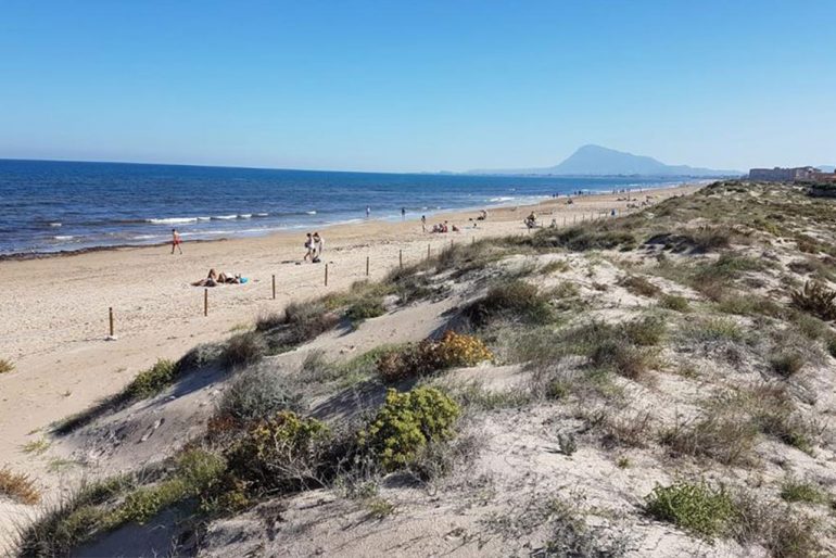 Playa de arena al lado de Oliva Nova y muy cerca de Dénia - Quality Rent a Villa