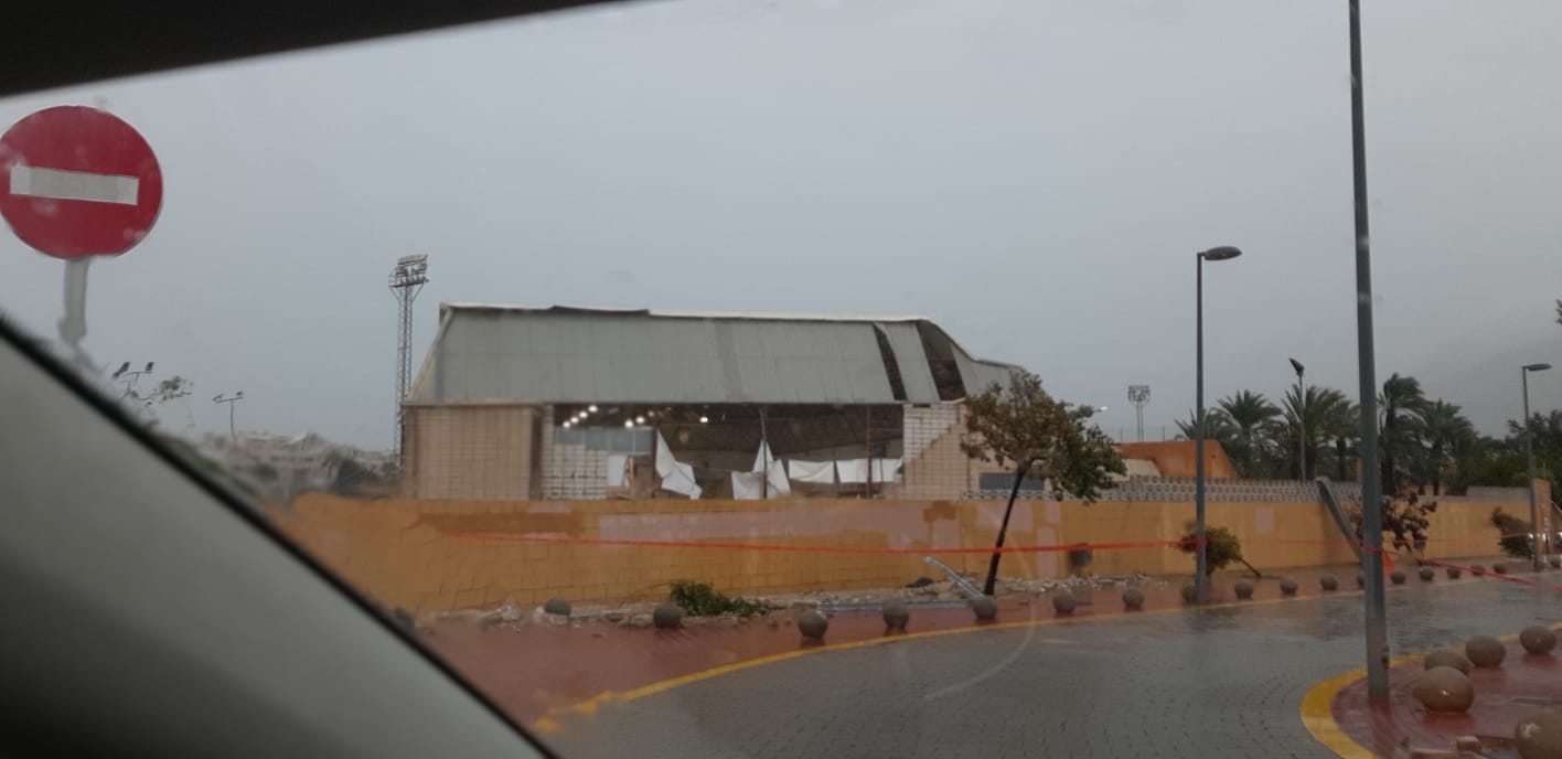 Un tornado destroza el Polideportivo de Dénia