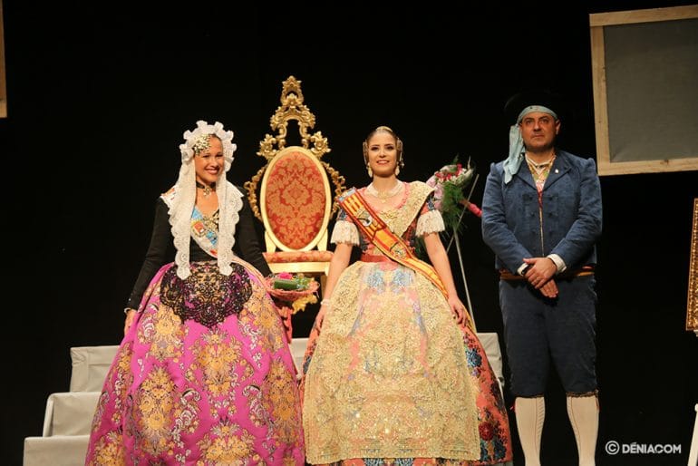 La Bellea del Foc de Alacant, Isabel Bartual, junto a Safir