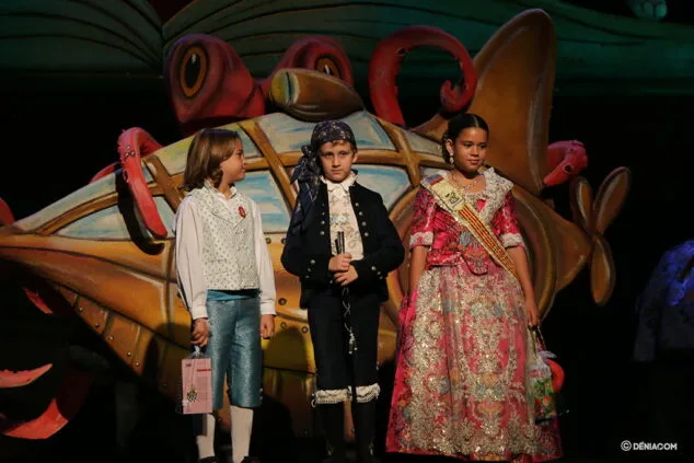 presentacion infantil falla baix la mar presidente y comision infantil 5
