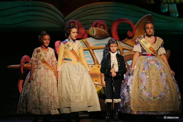presentacion infantil falla baix la mar presidente y comision infantil