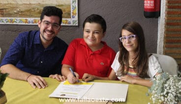 Presidente y Fallera Mayor infantil junto a su artista