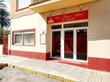 Puerta principal – Escoleta El Castellet