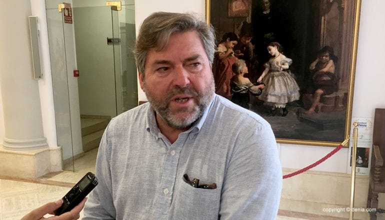 Rafa Carrió (Compromís) fuera de la rueda de prensa en la la que no han querido participar