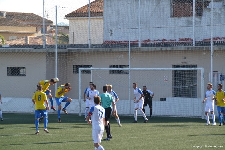 Remate de un delantero dianense