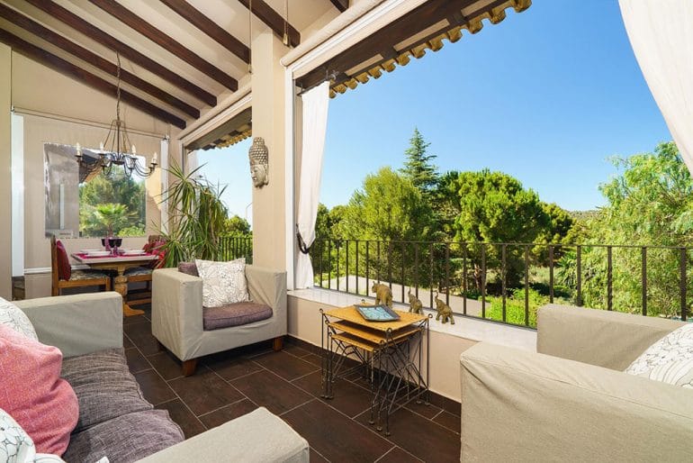 Terraza cubierta para disfrutar al aire libre - Aguila Rent a Villa