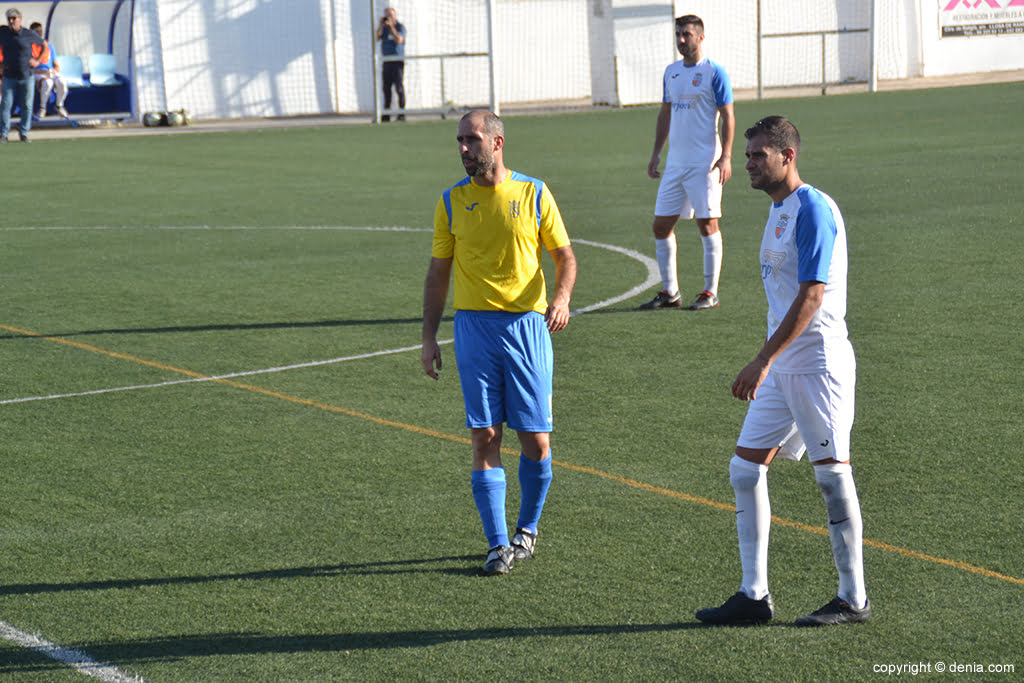 Roberto Navarro marcado por un rival
