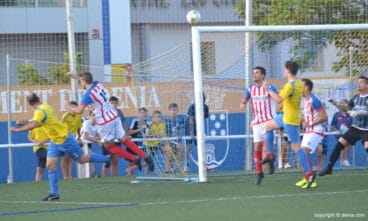 roberto navarro remata al travesano