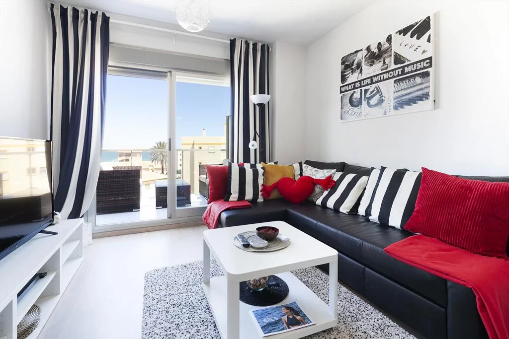 Salón de un apartamento de alquiler vacacional en Dénia – Quality Rent a Villa
