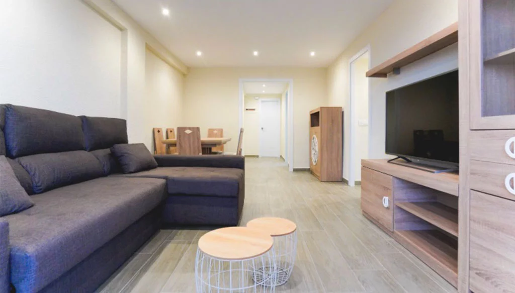 Salón de un apartamento en la playa de Bellreguard – Reformas Integrales Macamon
