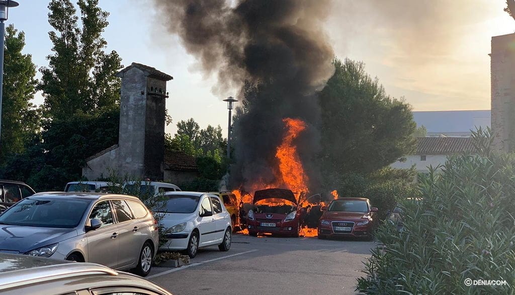 Imagen: Se incendia un coche en el Hospital