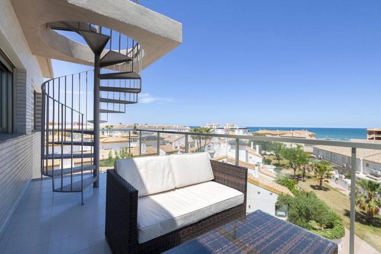 Terraza con escalera de caracol en apartamento de alquiler - Quality Rent a Villa