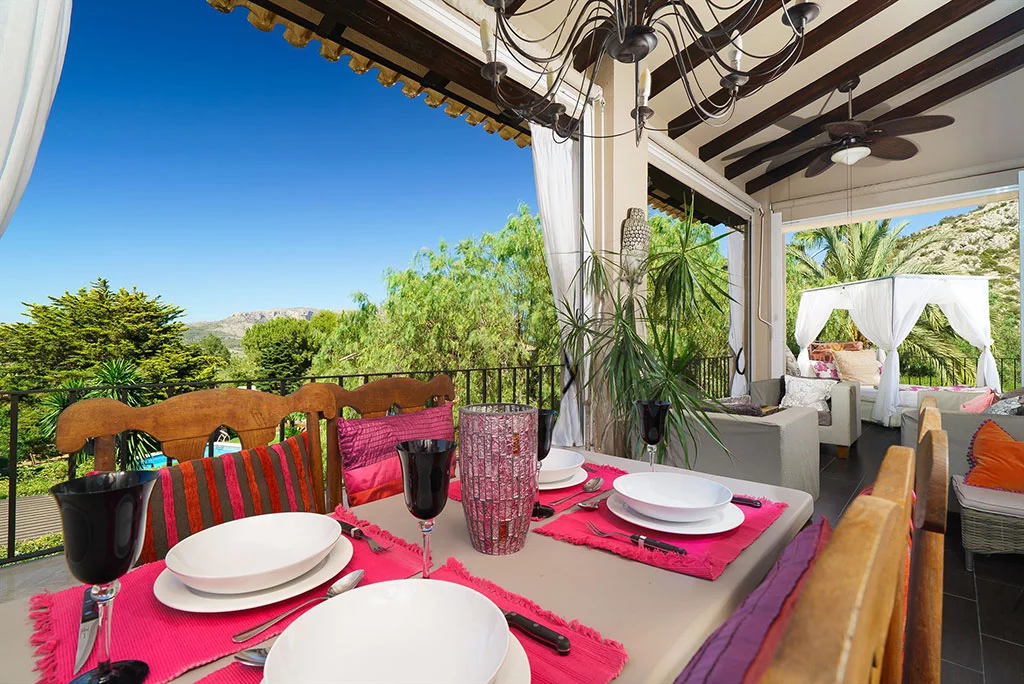 Comedor cubierto en casa de lujo en Pedreguer – Aguila Rent a Villa