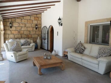 Terraza muy grande en un chalet en venta en el Montgó – Promociones Denia, S.L.
