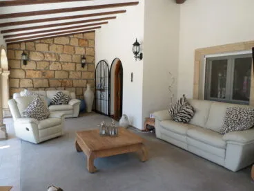 Terraza muy grande en un chalet en venta en el Montgó – Promociones Denia, S.L.