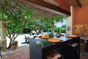 Casa con tres terrazas cubiertas  – Aguila Rent a Villa