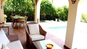 Terraza cubierta en un chalet a la venta en Dénia – Stirling Ackroyd Spain