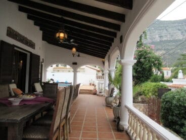 Terraza cubierta en chalet en venta en Dénia – Abbey Properties