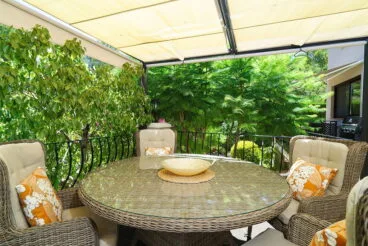 Terraza cubierta en una villa de alquiler vacacional – Aguila Rent a Villa