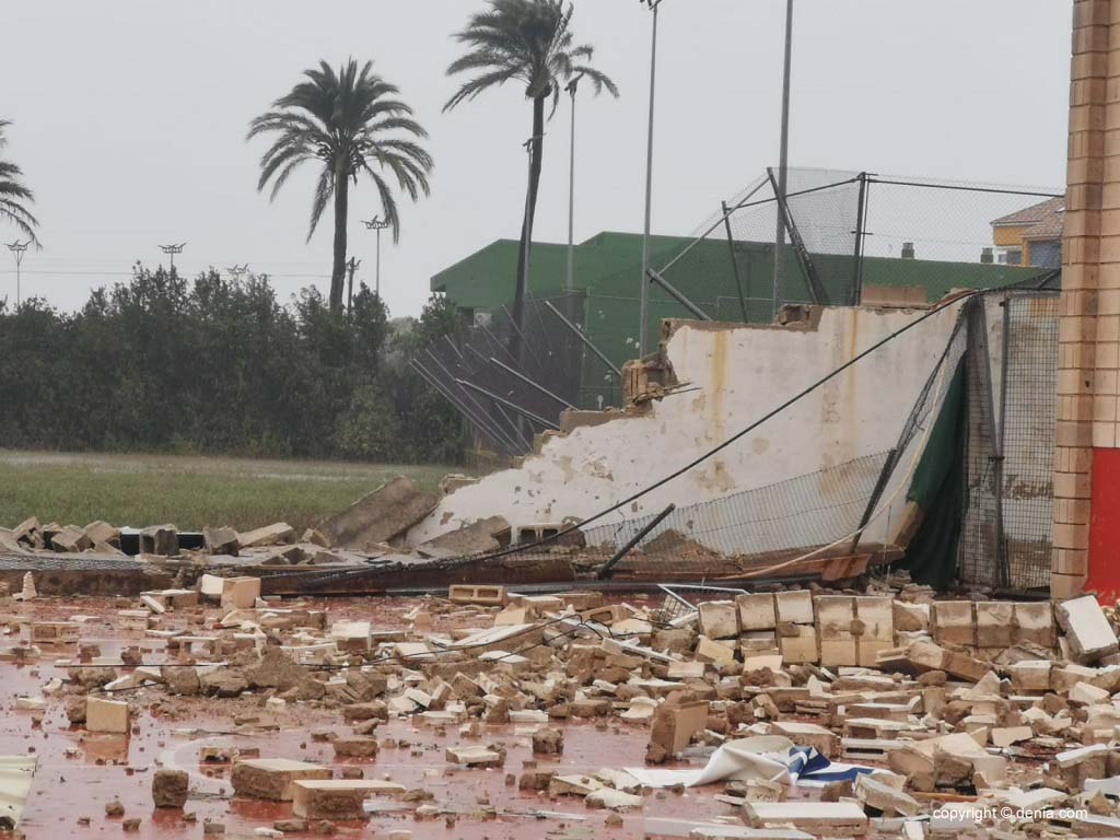 Un tornado destruye parte del polideportivo de Dénia