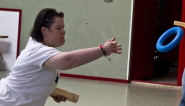 usuaria lanzando un aro