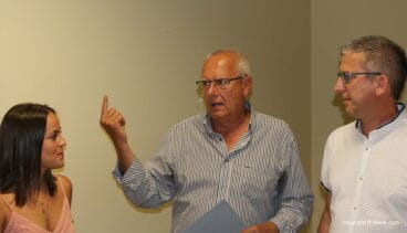 Vicent Grimalt, junto a Melani Ivars, concejala de Educación, y Sergi Mallol, director del CEIP Pou de la Muntanya