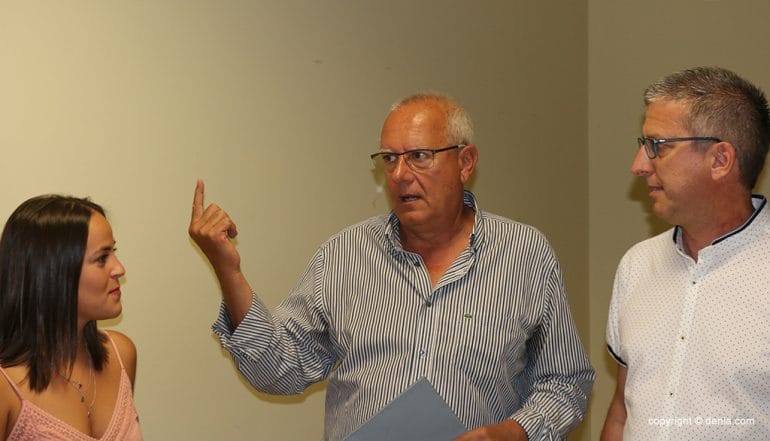 Vicent Grimalt, junto a Melani Ivars, concejala de Educación, y Sergi Mallol, director del CEIP Pou de la Muntanya