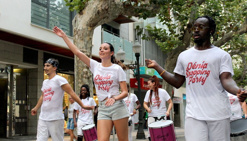 La cultura urbana y el lado festero de los comercios despidieron la agenda del Dia dels Valencians 3 Imagen: 20191012_Denia_Shopping_Party (5)