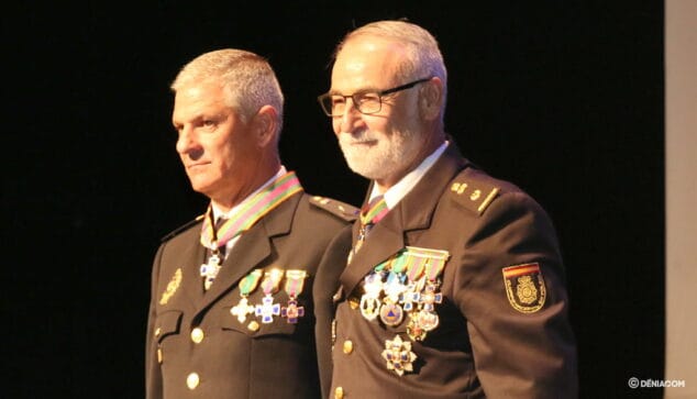 La Policía Nacional valora positivamente su trabajo anual durante el acto de honor 1 agente recibiendo una medalla del jefe de la policia nacional de denia