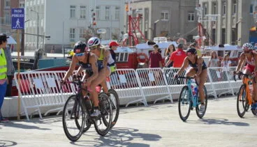 andrea montada en su bici