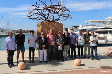 Artistas y jurado frente a la obre ganadora
