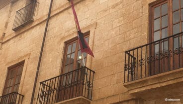 Bandera del Ayuntamiento con la cinta negra en señal de luto