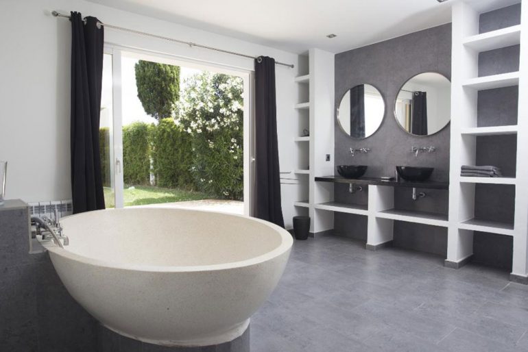 Uno de los cuatro baños de un chalet en alquiler en Dénia - Aguila Rent a Villa