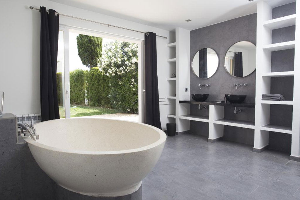 Uno de los cuatro baños de un chalet en alquiler en Dénia – Aguila Rent a Villa