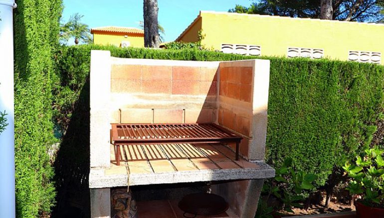 Barbacoa en el jardín de un adosado en venta en Dénia - Euroholding