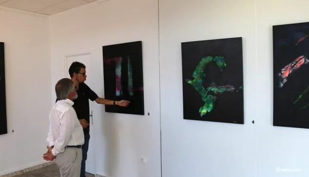 Juan Caravaca: "Los cuadros son ventanas que ponemos en casa a la imaginación" 11 caravaca muestra su obra al director de marina de denia