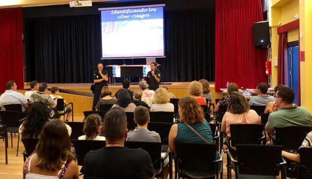 charla de ciberriesgos en la casa de la cultura