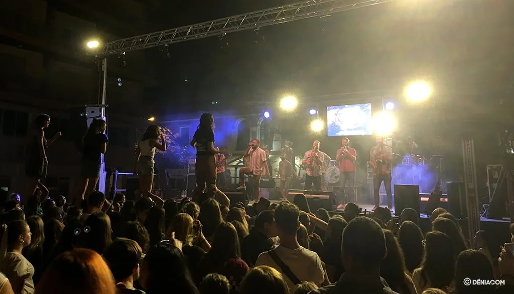 Cientos de jóvenes asisten al concierto del 9 d'Octubre