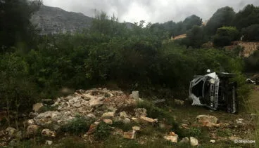coche accidentado en les planes